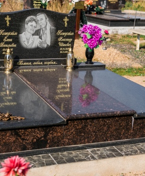 Памятник двойной 04